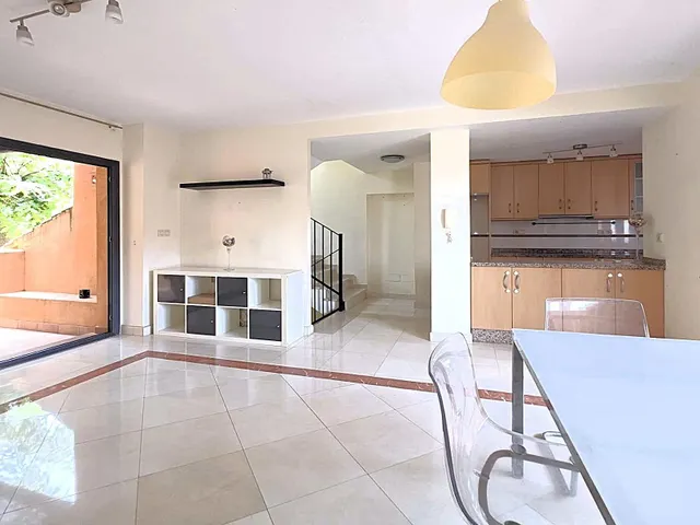 Magnífica y espaciosa casa adosada de 4 plantas (aprox. 176 m2). Varias terrazas y gran zona de piscina comunitaria. Cerca de campos de golf, La Zenia Boulevard, y a poco más de 5 km de las playas. — 26