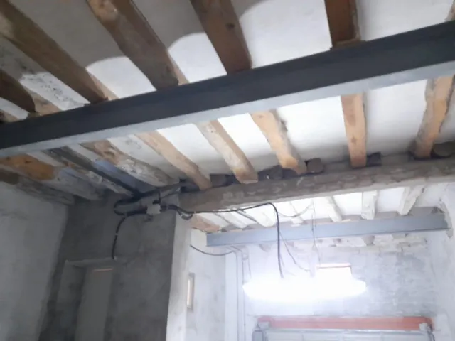OPORTUNIDA GRAN CASA DE PUEBLO CON VIVIENDA UNIFAMILIAR Y NAV ES ANEXAS — 35