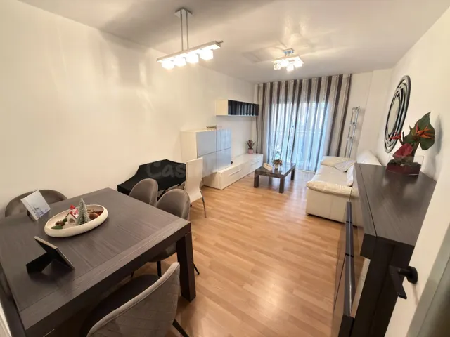 Piso de 3 dormitorios con piscina comunitaria, garaje y tras - foto 2