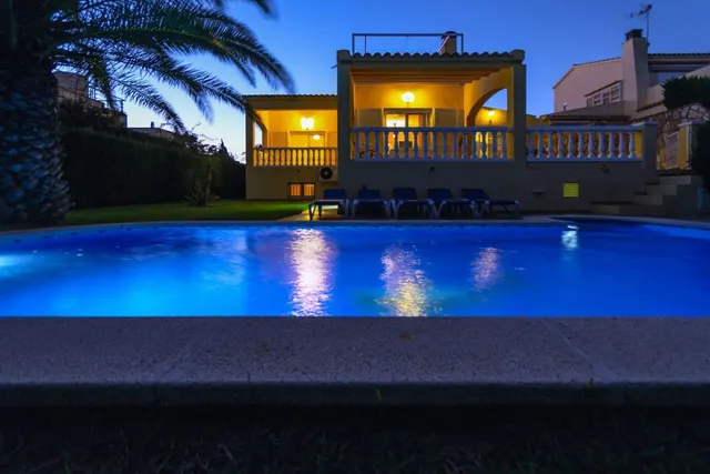Magnifica villa de 347m2, situada a 1ª línea de mar — 30
