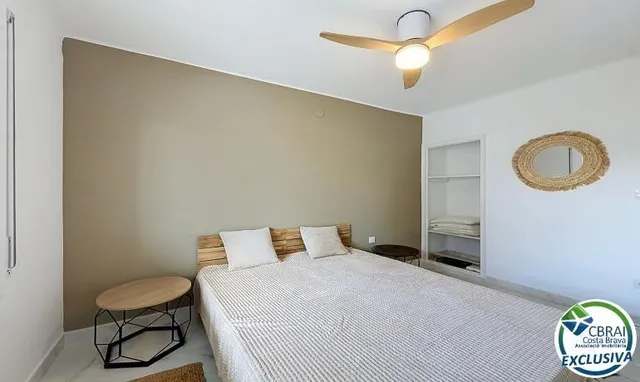 Apartamento 2 dormitorios renovado con terraza en Santa Margarida, Rosas — 18