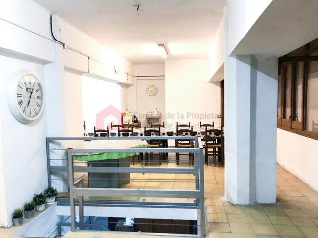 Local comercial de 990 m2 distribuidos en 2 plantas y con 2 viviendas. — 20