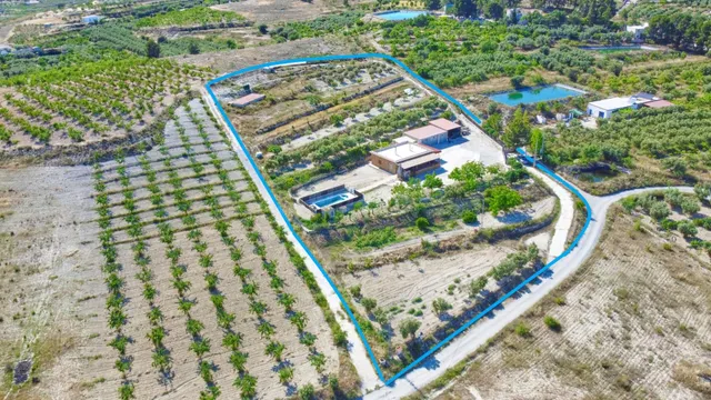 Cortijo con piscina y tierra cultivada - foto 2
