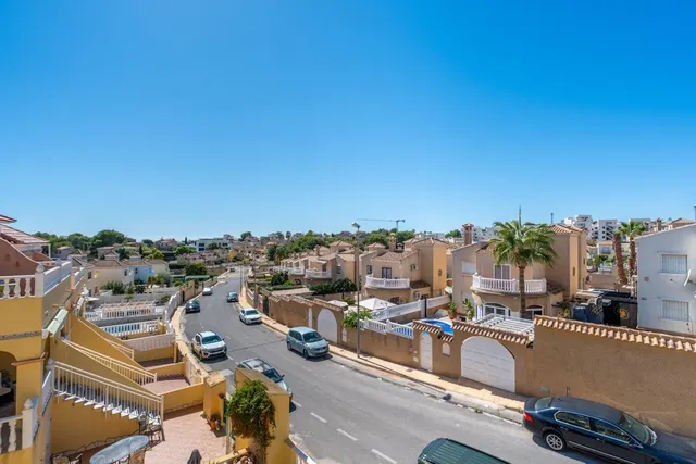 Encantadora vivienda reformada con terrazas, patio privado y piscina comunitaria — 31