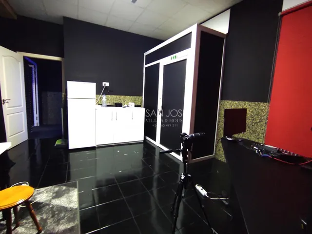 SE VENDE LOCAL, ACTUALMENTE ESTUDIO DE GRABACIÓN EN NOVELDA. — 8