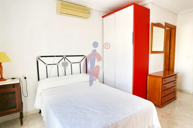Espectacular bungalow en esquina con gran solárium, jardín privado y piscina en Guardamar del Segura — 25