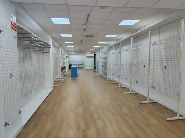 OPORTUNIDAD!! Local comercial en camino de Ronda, totalmente instalado. 180 M2 — 10