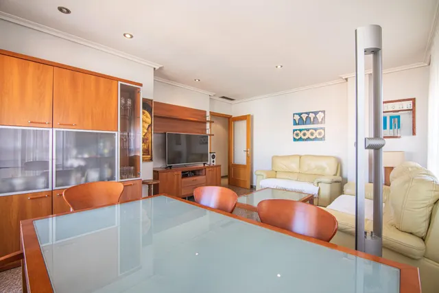 Luminoso piso exterior a esquina de 90 m2 con balcón, garaje y vistas despejadas en avenida de Alicante (vpo) — 9