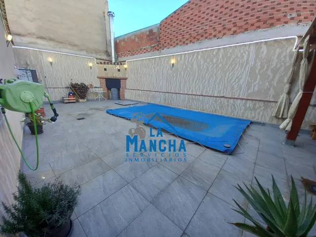 INMOBILIARIA LA MANCHA VENDE CASA BAJA CON TERRAZA Y PISCINA EN MADRIGUERAS ( ALBACETE ). — 22