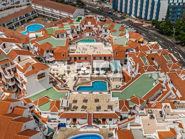 Piso con dormitorio independiente, cocina reformada y zona de piscina cerca de la playa — 31