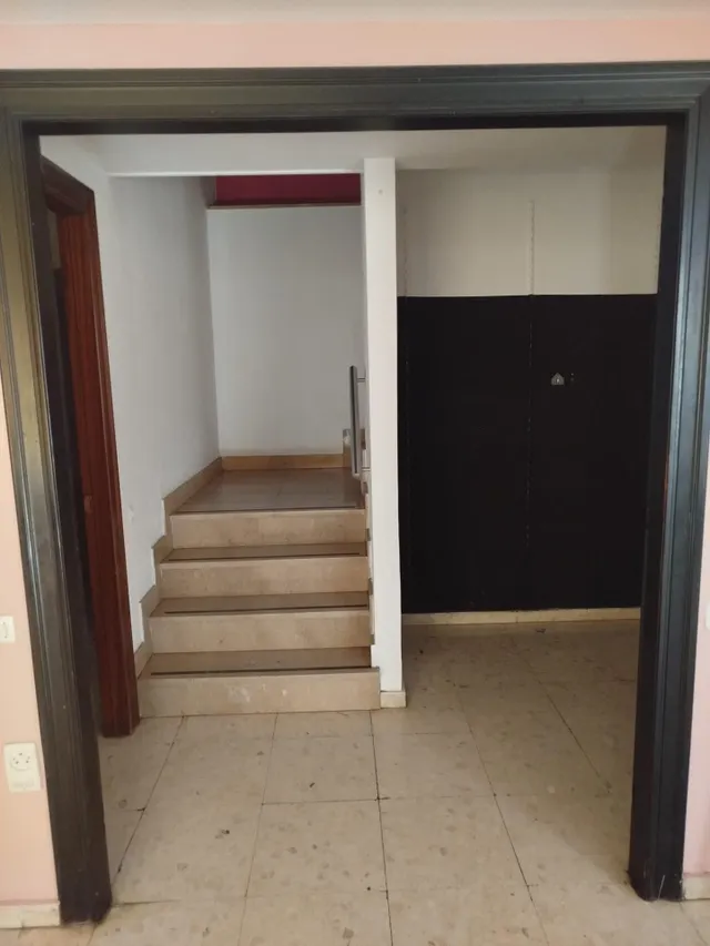 Se alquila local ideal para consulta u oficinas  entre el Hospital Puerta Del Mar y Paseo Maritimo. — 9