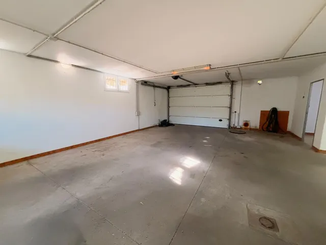VENTA: Amplio Chalet en la Exclusiva Zona de Compostilla. — 22