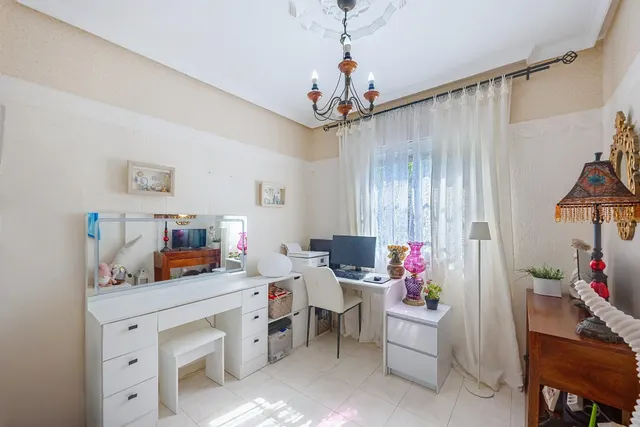 Gran casa unifamiliar con piscina privada, 4 dormitorios y semisótano. — 13