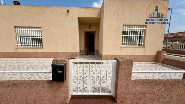 Planta baja de 198 m2 de parcela con 4 dormitorios, patio, p