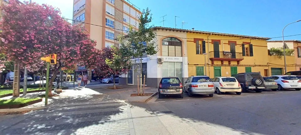 Local en esquina de dos plantas en Plaça Guillem Moragues, Palma