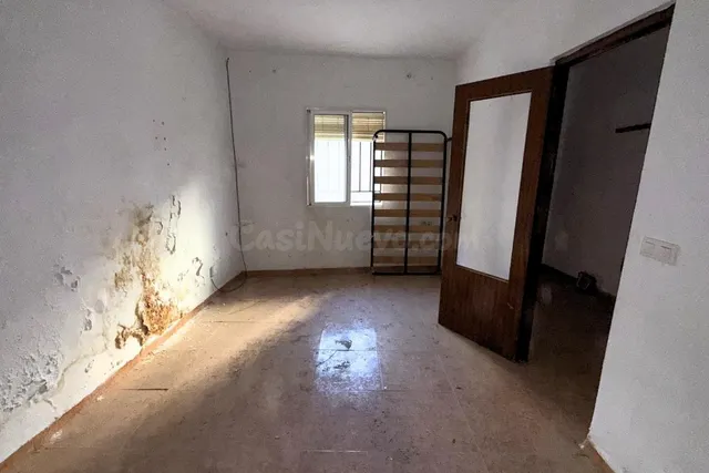 # Casa de Pueblo Tradicional de 4 Dormitorios con Potencial  - foto 4