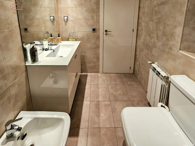 Inmueble en venta con terraza, plaza de garaje y trastero junto al Metro Urgel! — 28