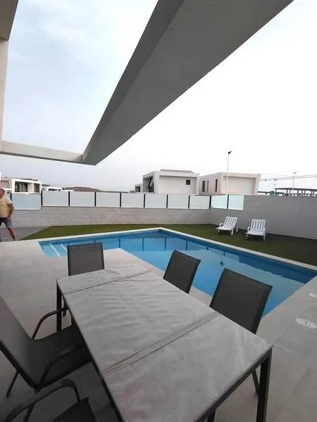 ALTO STANDING - Se vende bonita y amplia VILLA CON SOTANO Y PISCINA PRIVADA, 300 metros de parcela.- — 32