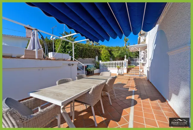 Chalet independiente con piscina privada y vistas al mar — 46