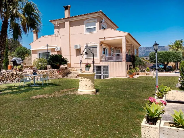 Villa de cuatro dormitorios con 4500m2 de parcela con piscin - foto 4