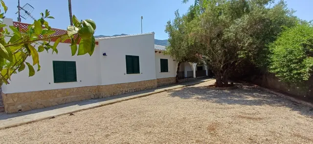 Alquiler anual  Chalet en zona Santa Lucía, con amplia parcela y todas las comodidades — 40