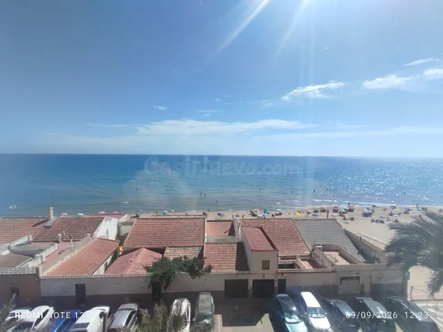 Estupendo atico totalmente reformado en primera linea de mar