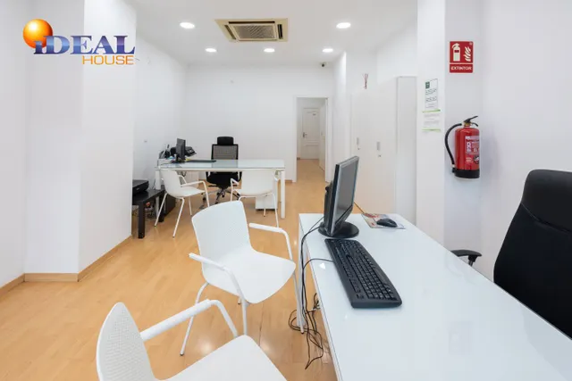A9508K2. Local comercial en Avda. Madrid, frente a la antigua Facultad de Medicina. — 5