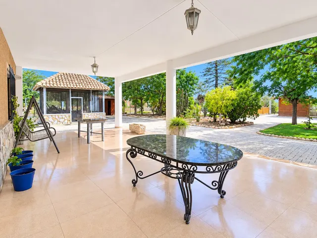Villa con piscina y parcela de 14.000 m2 en Orihuela — 14