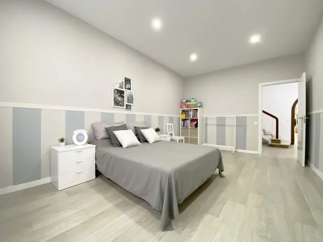 Chalet adosado en venta en Calle de Regàs — 7