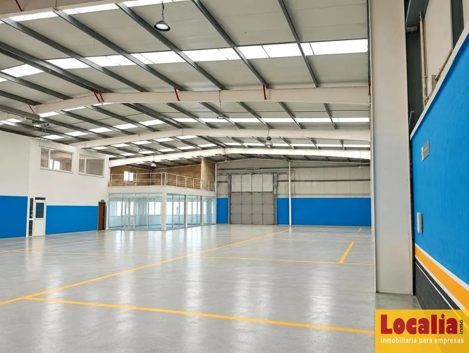 Venta de nave con oficinas y extensa campa, Bezana