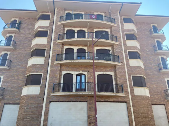 SE VENDE APARTAMENTO, COCINA, SALÓN, 2 HAB., 2 BAÑOS, ASCENSOR, TRASTERO, PLAZA DE GARAJE, NECESITA REFORMA. — 11