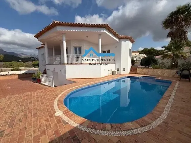 Chalet con 3 Casas Independientes y Piscina en Bello Horizon