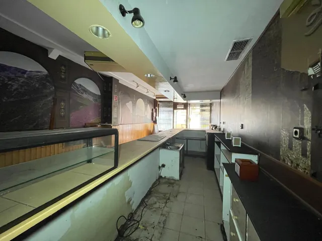 SE VENDE LOCAL EN ZONA ALTA — 12