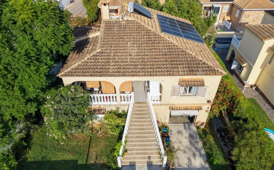 Chalet independiente en parcela esquinera de 515 m2 con gran garaje en Maravisa