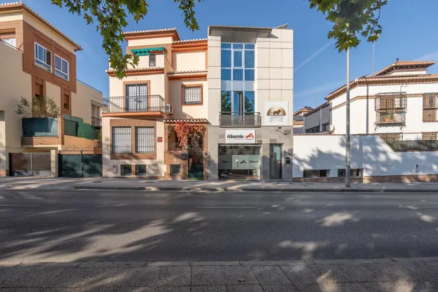 Edificio de 3 plantas destinado a oficinas junto a Centro Comercial Serrallo — 2