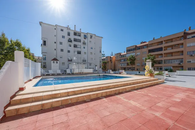 Piso familiar de 4 dormitorios con dos terrazas y piscina en el centro de Fuengirola — 30