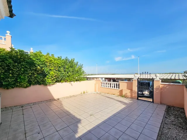 Urb. Mediterraneo - Bungalow con piscina y parking , cerca d - foto 5