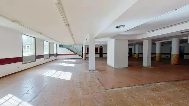 LOCAL EN VENTA EN EL PRAT DE LLOBREGAT (Barcelona). — 31