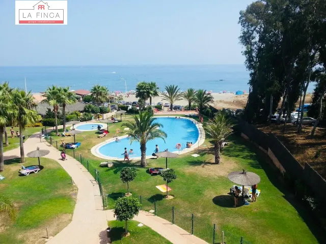 Increíble apartamento frente a la playa con parking, piscina y zona de spa — 2