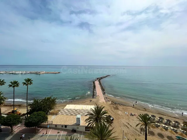 Estudio con vistas al mar en primera línea de playa – Marbel