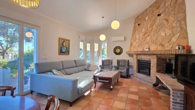 Chalet con piscina en Eurovillas — 36