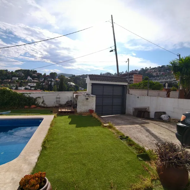 SE VENDE CASA INDEPENDIENTE CON PISCINA CON VISTAS EN CORBERA DE LLOBREGAT BARCELONA — 6