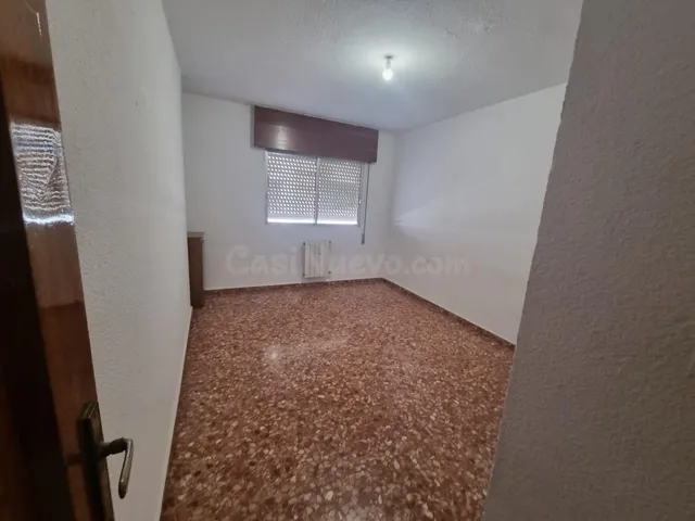 SE ALQUILA PISO SIN AMOBLAR EN UBICACIÓN INMEJORABLE - foto 3