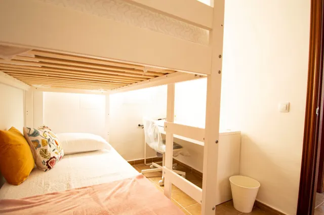 VIVIENDA TOTALMENTE AMUEBLADA CON PATIO INTERIOR — 18