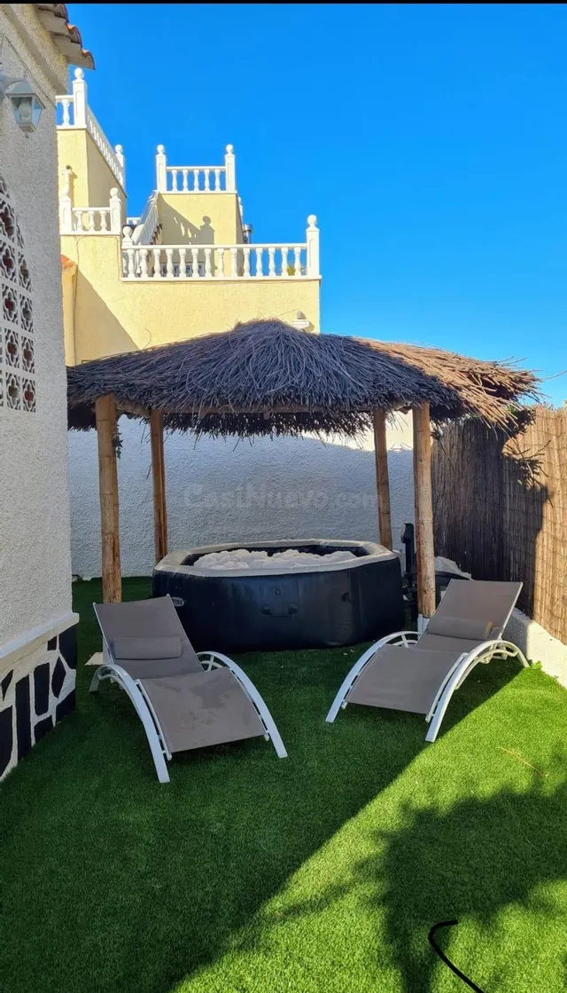 SE ALQUILA PRECIOSO CHALET CON PARCELA PRIVADA Y JARDÍN EN LA MARINA - ALICANTE — 2