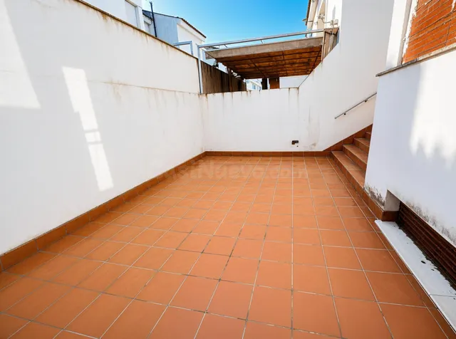 Casa adosada en venta en Utrera – 4 dormitorios, sótano y amplio espacio familiar — 3