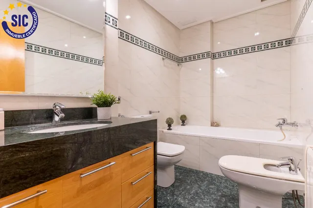 Exclusiva casa en calle Alacuás: espacio, diseño y máximo confort — 18
