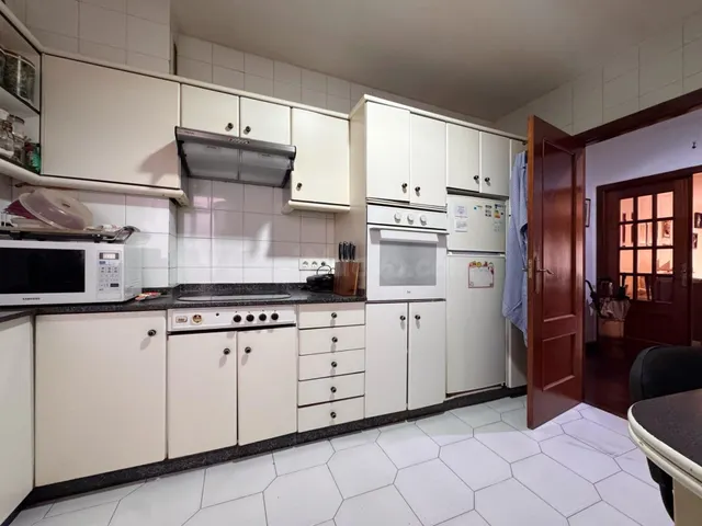 PISO DE 4 habitaciones EN PLENO CENTRO DE PONTEVEDRA, CON GARAJE Y TRASTERO — 3