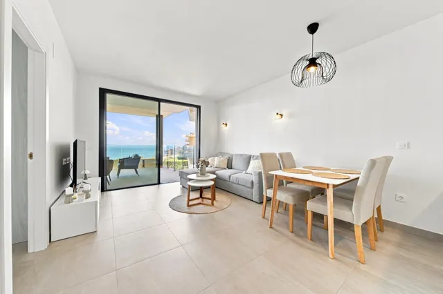EXCLUSIVO APARTAMENTO DE 2 DORMITORIOS CON VISTAS PANORÁMICAS AL MAR – CARVAJAL, FUENGIROLA — 2