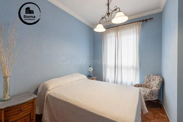 Casa adosada en urbanización con piscina junto al Ferial